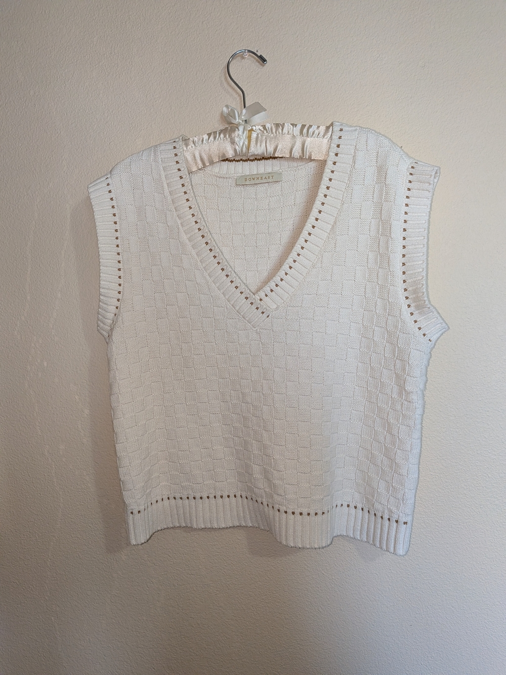 Downeast Essentials Cream Knit V-Neck Sweater Vest